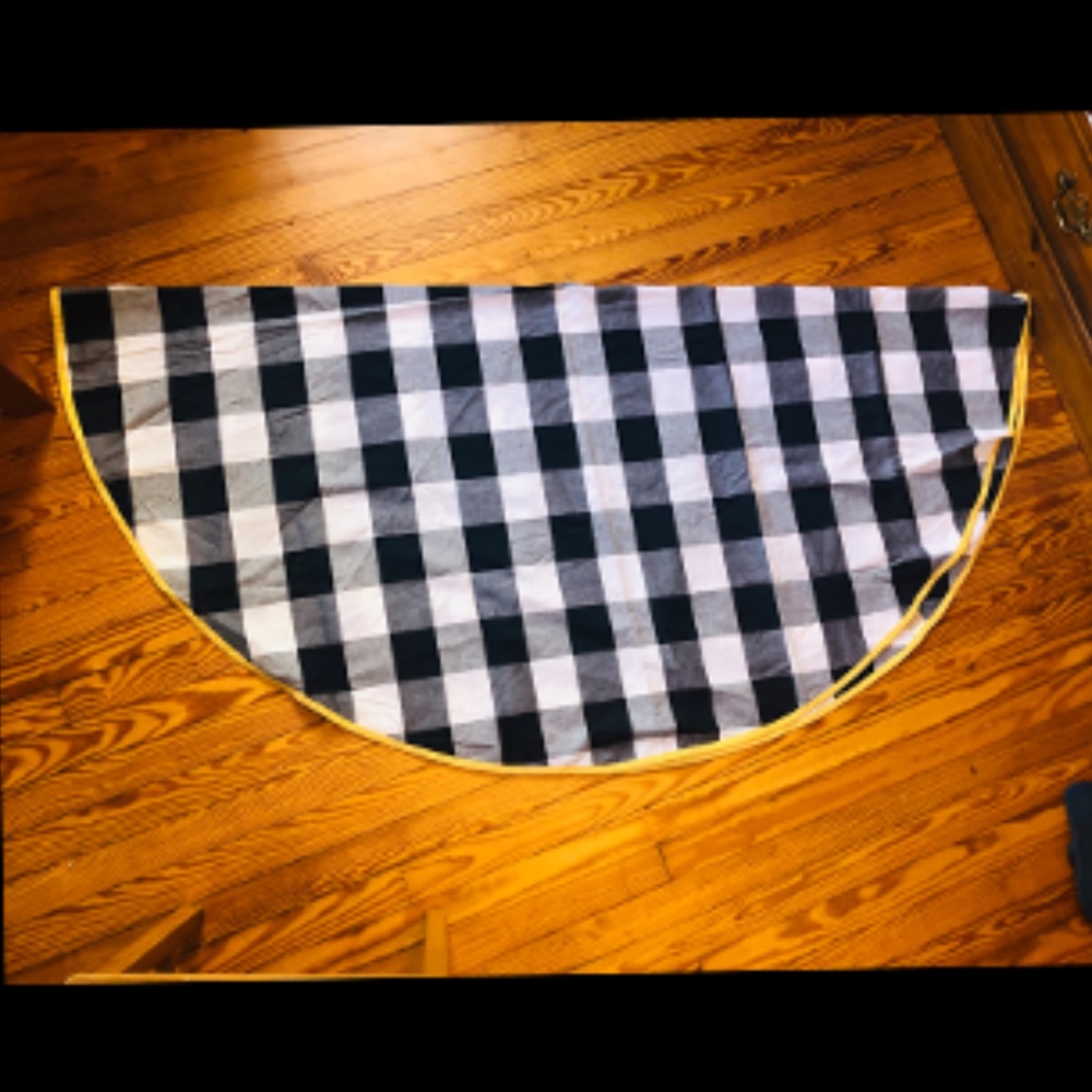 Williams Sonoma Table Cloth and Napkin Set - Picture 8 of 8